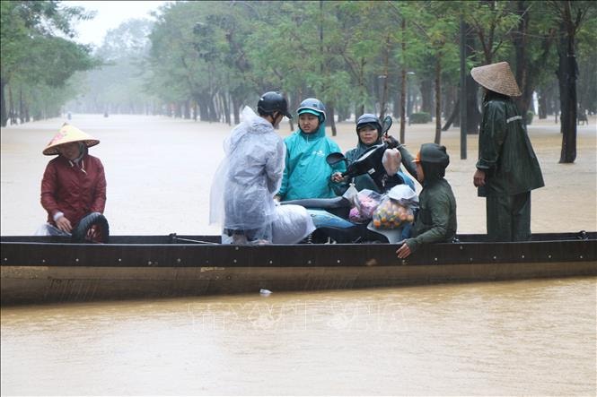 Hình ảnh đẹp của người chiến sĩ Công an trong mưa lũ ở Huế