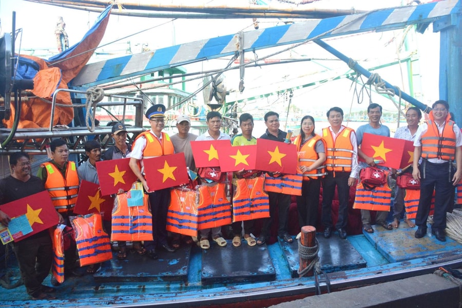 Cảnh sát biển cùng ngư dân Lâm Đồng chung tay gỡ thẻ vàng IUU