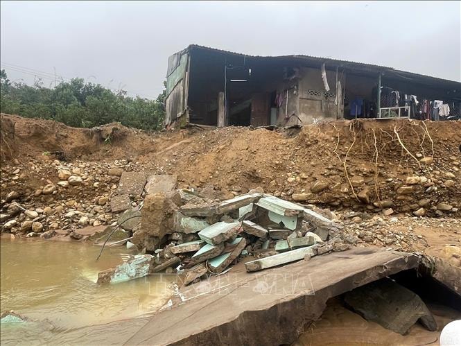 Huế: Ba cây cầu ở Khe Tre gãy sập do mưa lũ, giao thông chia cắt cục bộ