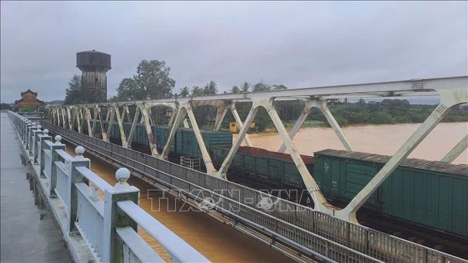 Ngành đường sắt lần thứ 3 điều tàu giữ cầu qua sông Hương