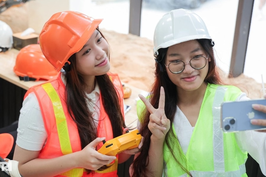 Hà Nội: Quán cà phê công trường, khách đến lái máy xúc, xe ben