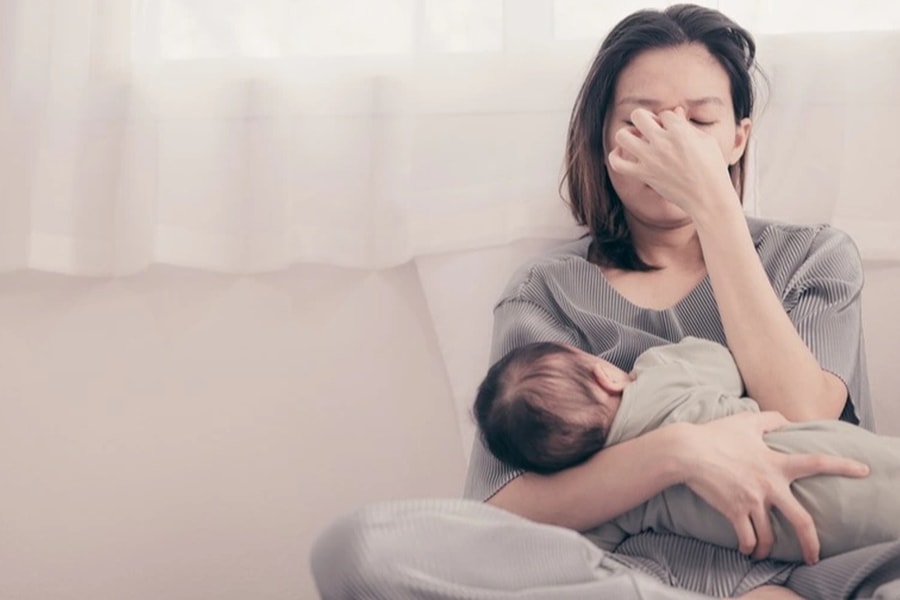 Chồng lén lấy sữa tôi vừa vắt, tôi xấu hổ tột cùng khi biết anh làm gì