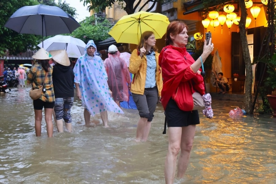 Nước lũ dâng cao ở Hội An, người dân mệt mỏi, du khách lội nước chụp ảnh