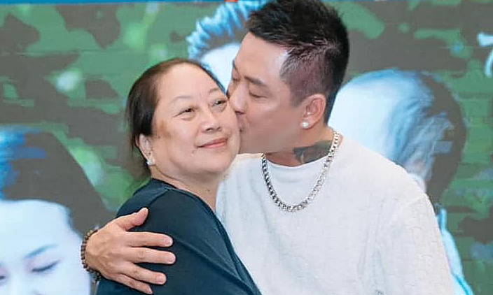 Tuấn Hưng: 'Tôi hủy show để tập trung chăm sóc mẹ'