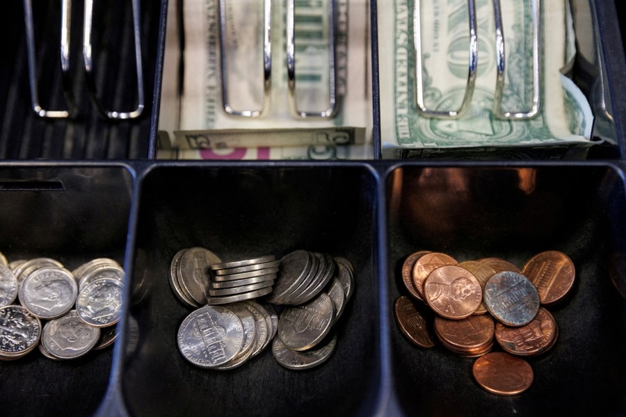 Các hãng bán lẻ Mỹ gặp khó vì thiếu xu 1 cent