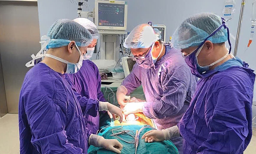 Thanh niên 22 tuổi vỡ tinh hoàn khi đá bóng