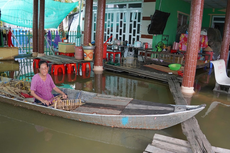 Người miền Tây một tháng vật lộn trong lũ