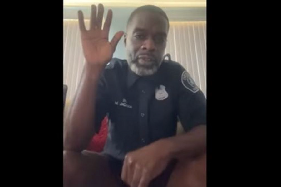 Cảnh sát trưởng xin lỗi vì cấp dưới mặc quần chip trong phiên tòa online