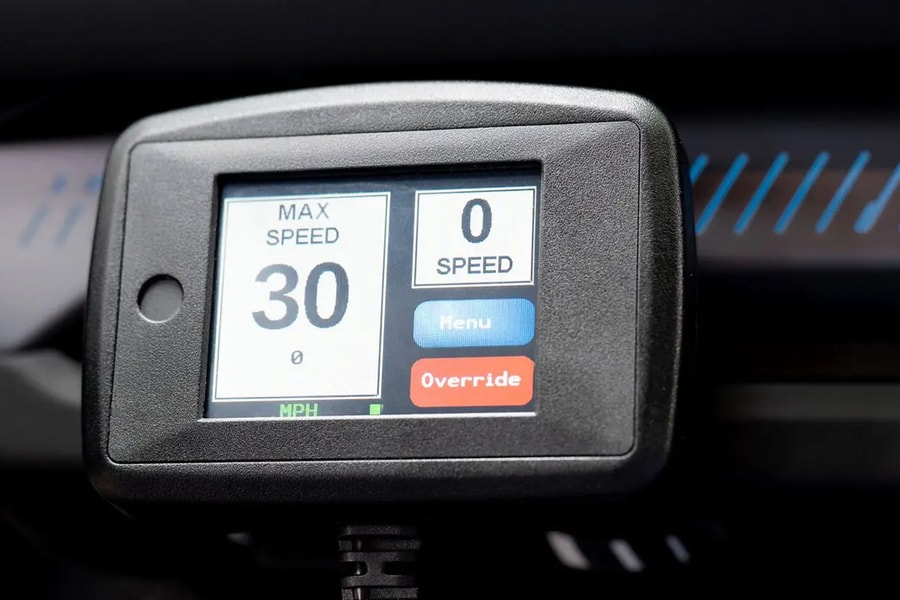 Tài xế có thể lắp thiết bị giới hạn tốc độ thay vì bị tước bằng lái