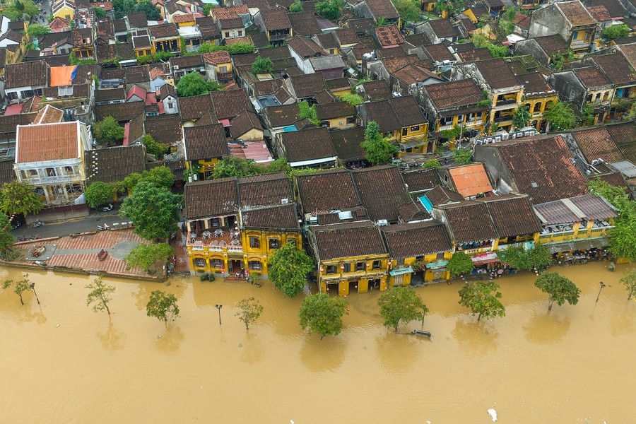 Các sông ở Huế, Đà Nẵng lên báo động ba, nhiều nơi tái ngập