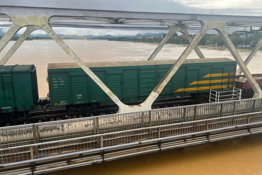 Điều hai tàu chở đá ngăn lũ cuốn cầu đường sắt tại Huế