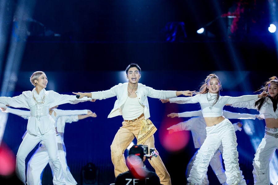 Khoảnh khắc MONO 'nhận cuộc gọi lừa đảo' bùng nổ sân khấu Hà Nội