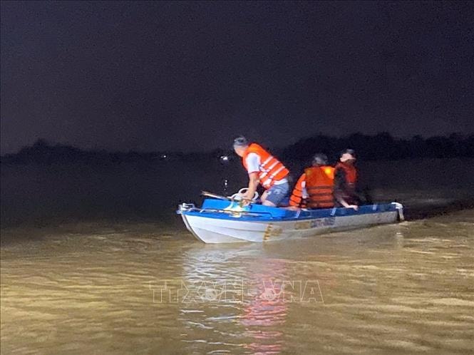 Giải cứu thành công 3 người mắc kẹt do lũ khi đi khai thác rừng tràm