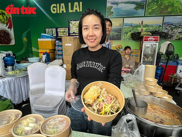 Bún ché Gia Lai 'gây sốt' tại Lễ hội Ẩm thực Thu mỹ vị