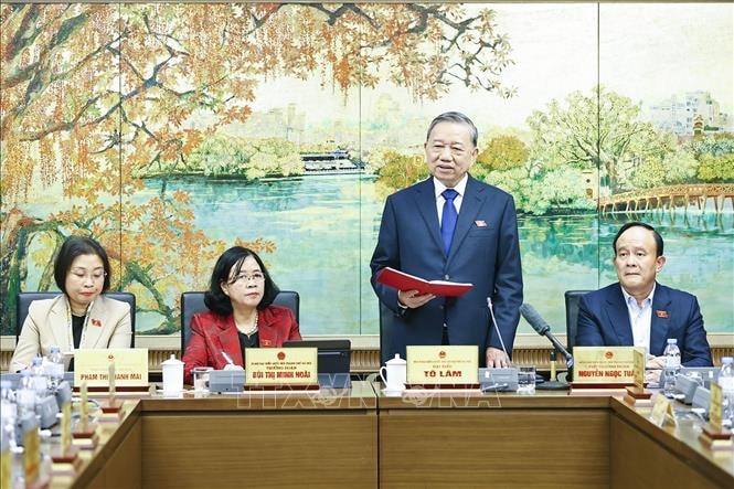 Quốc hội thảo luận ở tổ về dự thảo các văn kiện trình Đại hội XIV của Đảng