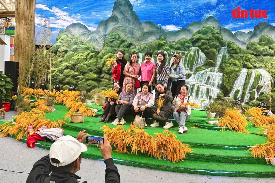 Người dân hào hứng check in thác Bản Giốc Cao Bằng giữa 'Siêu hội chợ 6 nhất'