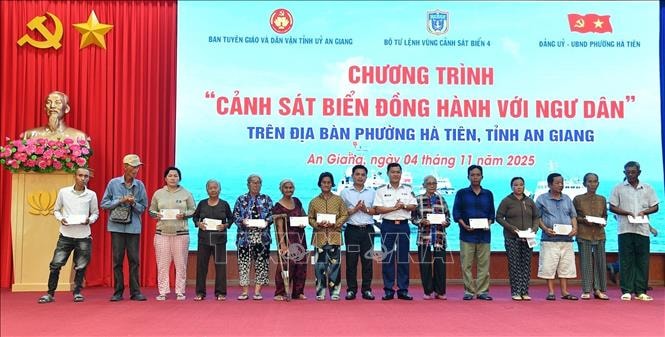 Cảnh sát biển đồng hành với ngư dân