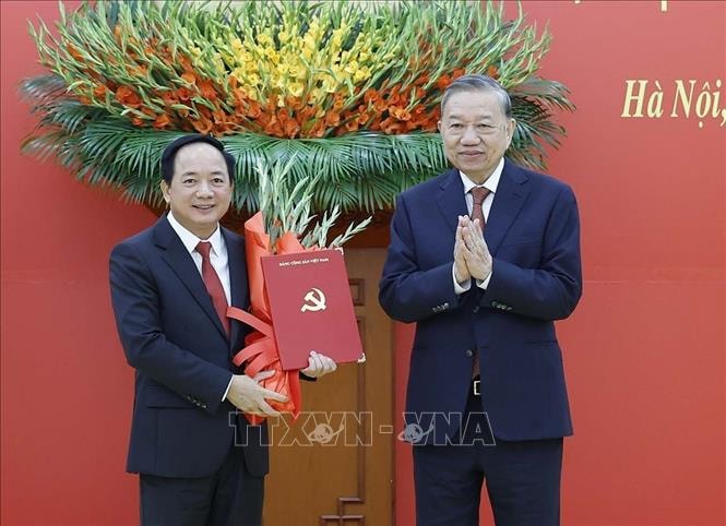 Tổng Bí thư Tô Lâm trao các quyết định của Bộ Chính trị về công tác cán bộ