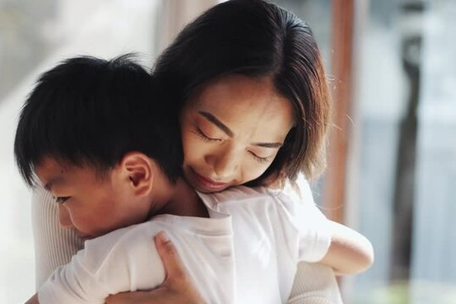 Con trai ôm khư khư chiếc hộp bạc, tôi bật khóc khi biết bí mật bên trong