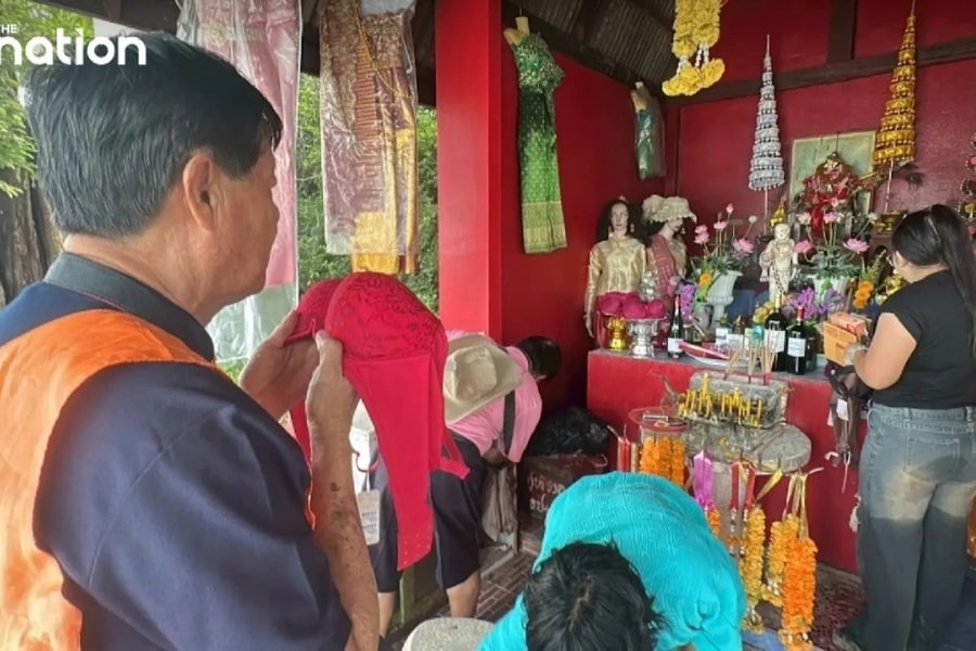 Ngôi đền kỳ lạ ở Thái Lan, người dân tạ lễ bằng áo lót phụ nữ