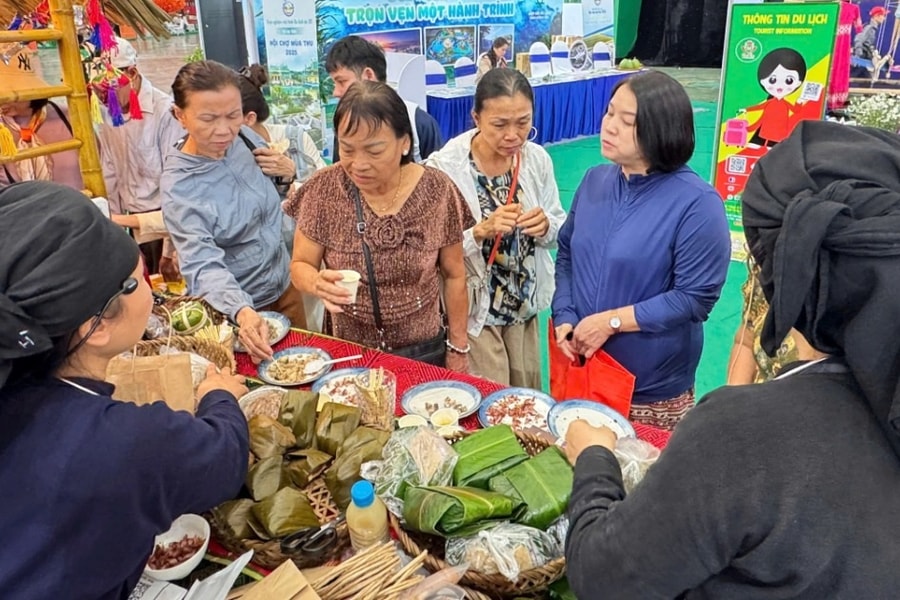 Xếp hàng trải nghiệm ẩm thực ở gian hàng Làng du lịch tốt nhất thế giới