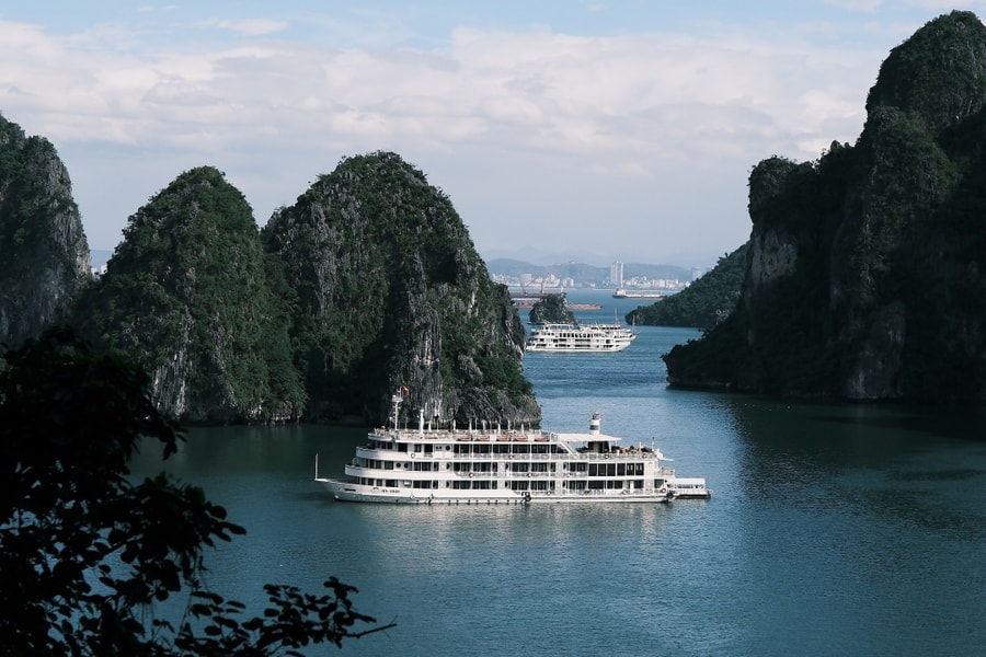 Lần đầu đi du thuyền ngắm vịnh di sản Hạ Long