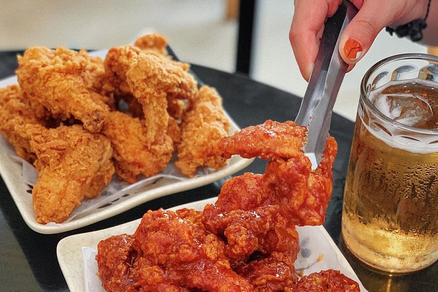 Ăn gà rán uống bia kiểu Hàn Quốc như CEO Jensen Huang ở Hà Nội