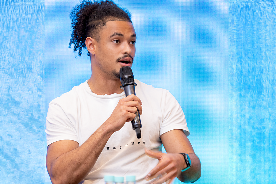 Cầu thủ 17 tuổi tái sinh sau cú sốc mất chân do bệnh não