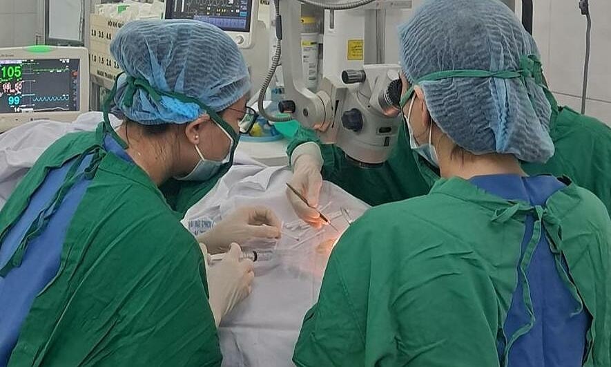 Bé trai 12 tuổi bị móc câu cá của bạn đâm thủng mắt