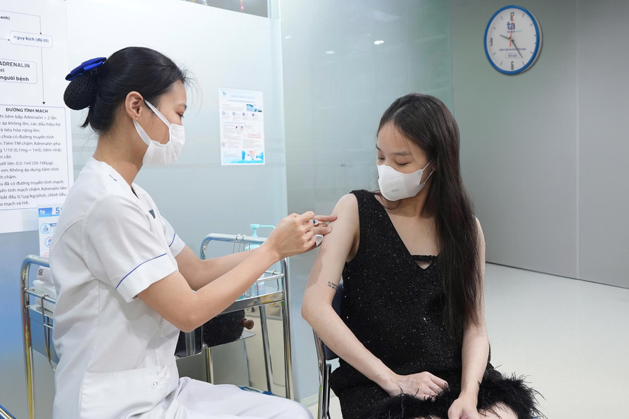 Mẹ đã chủng ngừa RSV, có nên tiêm kháng thể cho con?