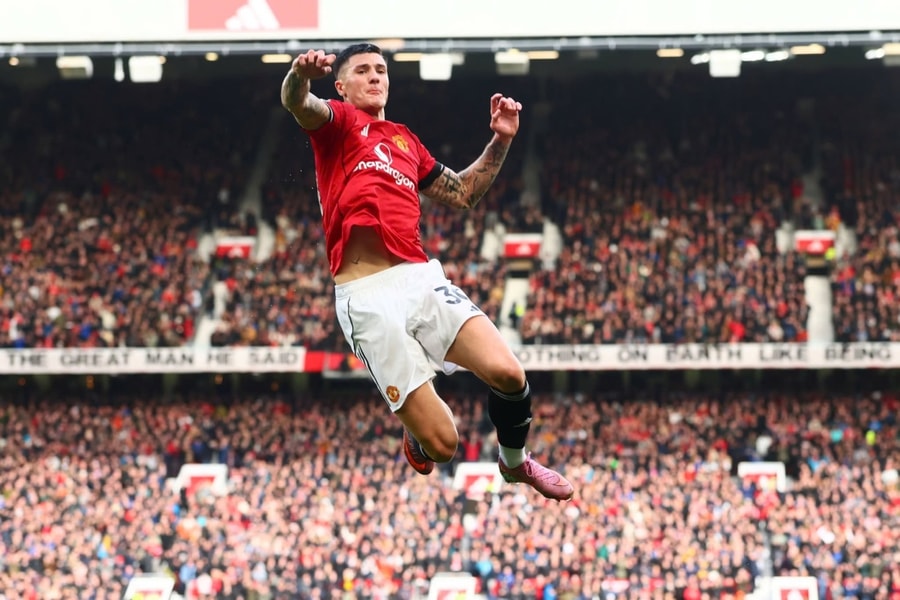 Neville: 'Sesko kém xa tiêu chuẩn Man Utd'