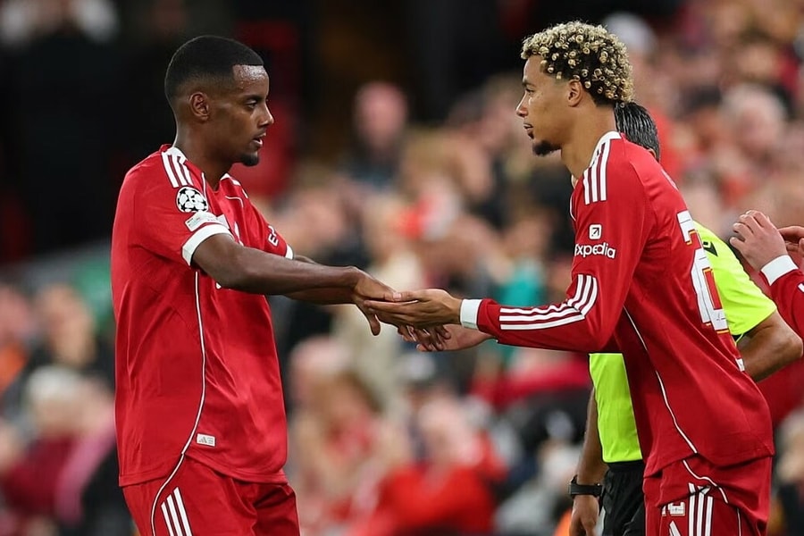 Carragher: 'Ngay từ đầu, tôi đã nghi ngờ việc Liverpool mua Isak và Ekitike'