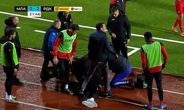 HLV 44 tuổi qua đời vì đột quỵ ngay trong trận đấu