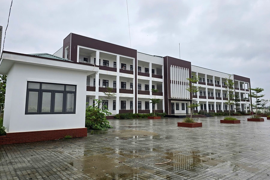 Trường gần 25 tỷ đồng xây xong bỏ không