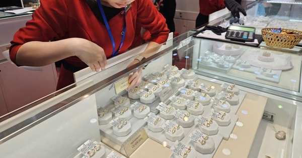 Sáng 4-11, giá vàng miếng SJC và vàng nhẫn đồng loạt lao dốc