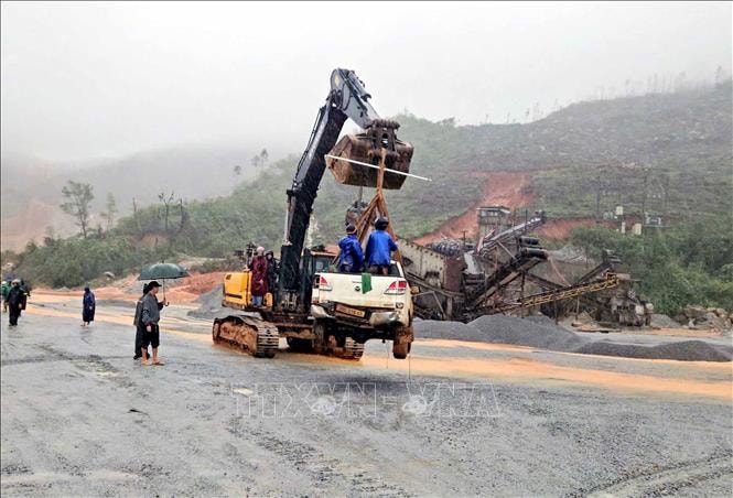 Hà Tĩnh cấm lưu thông trên tuyến đường ven biển do sạt lở nghiêm trọng