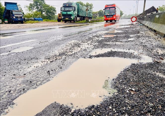 Quốc lộ 1A qua Quảng Trị hư hỏng, tiềm ẩn nguy cơ mất an toàn giao thông