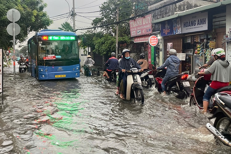 TP Hồ Chí Minh: Triều cường dâng cao, nhiều tuyến đường ngập sâu