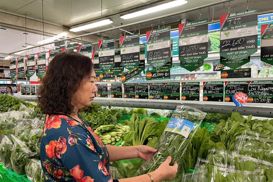 Người dân TP Hồ Chí Minh chịu áp lực giá cả leo thang từ chợ đến nhà máy