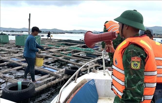 Lực lượng biên phòng Đắk Lắk hỗ trợ người dân phòng chống bão số 13