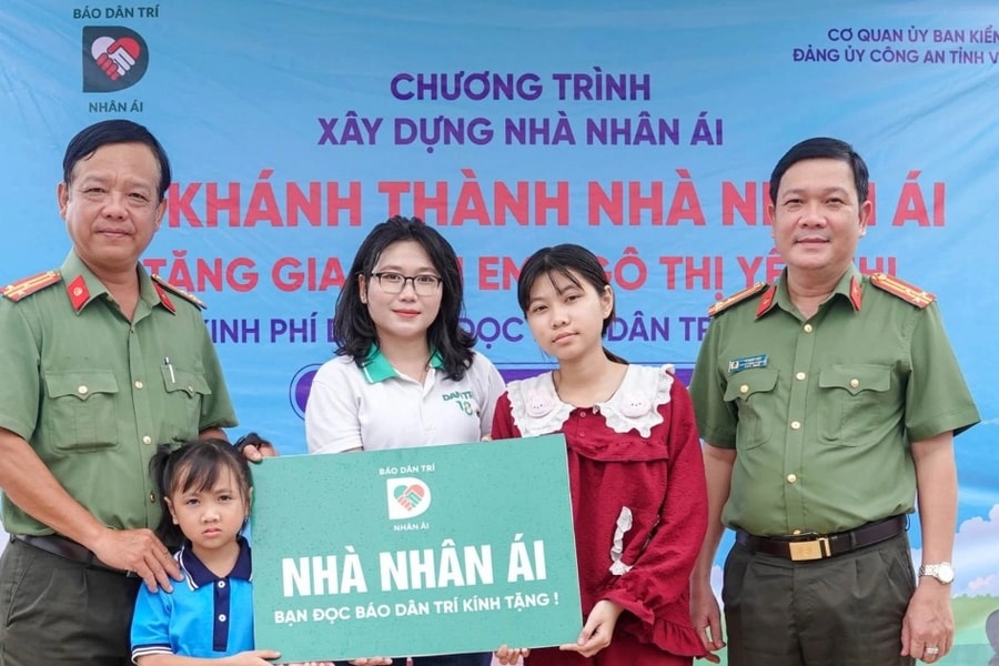 Khánh thành nhà Nhân ái do bạn đọc tặng 2 chị em mồ côi ở Vĩnh Long