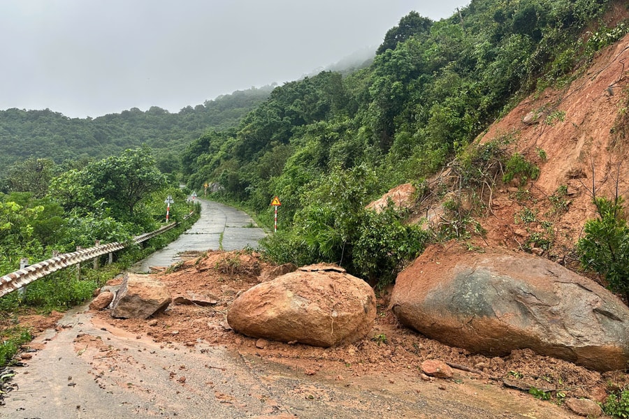 Sạt lở đường lên bán đảo Sơn Trà