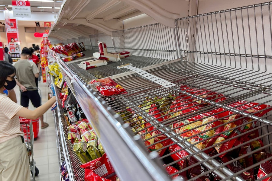 Người dân đổ xô tích trữ lương thực trước bão Kalmaegi