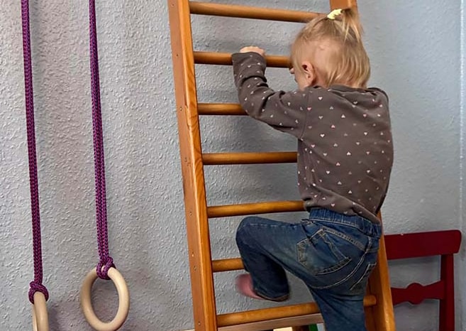 Bé sinh non nặng 300 gram sống sót kỳ diệu