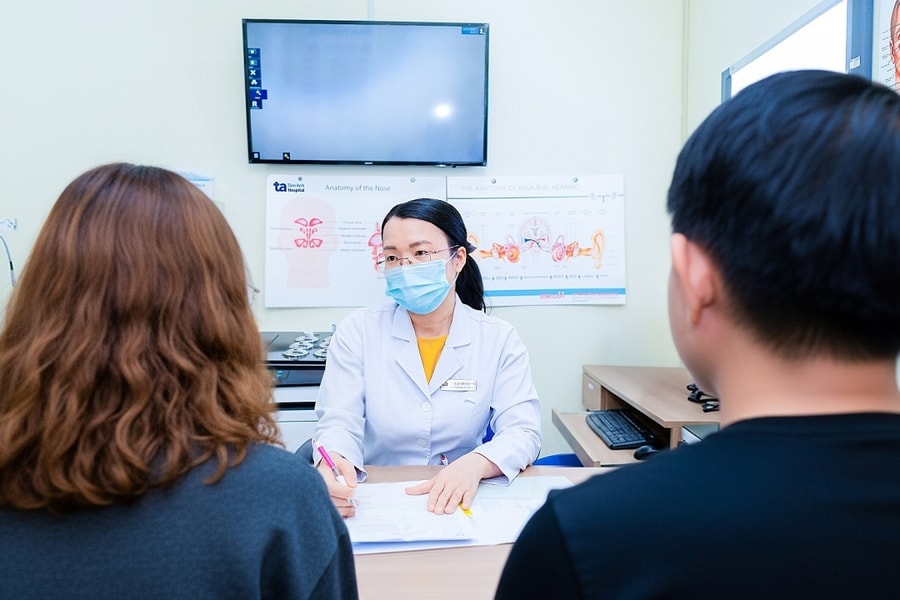 Kháng kháng sinh khiến bé gái biến chứng áp xe amidan