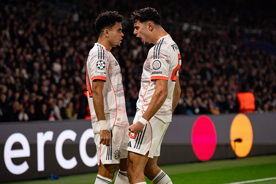 Bayern thắng PSG trong thế thiếu người