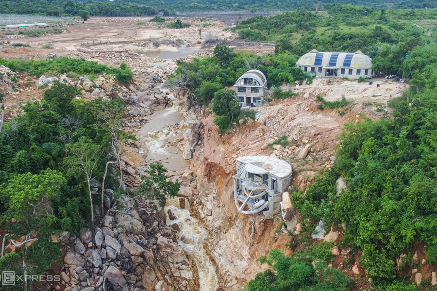 Trang trại trên núi tan hoang sau vỡ hồ nước