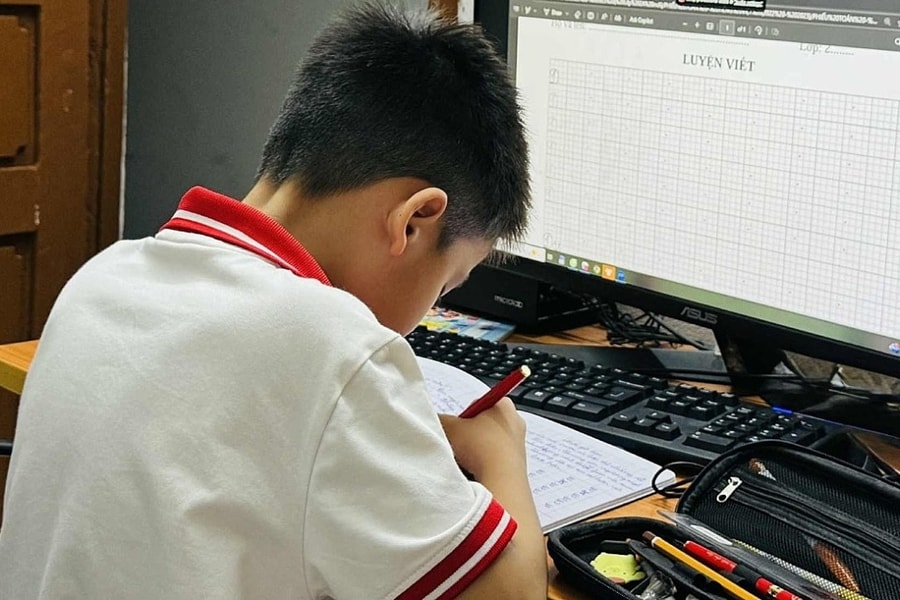 Bố mẹ có thể bị phạt 5-10 triệu đồng nếu bắt con học quá sức