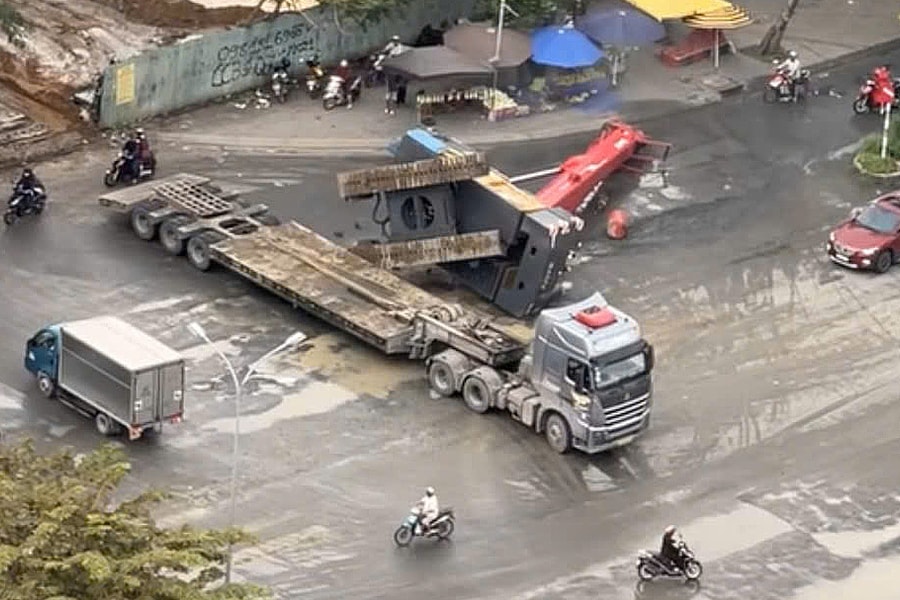 Xe cẩu 40 tấn lật ở giao lộ TP HCM