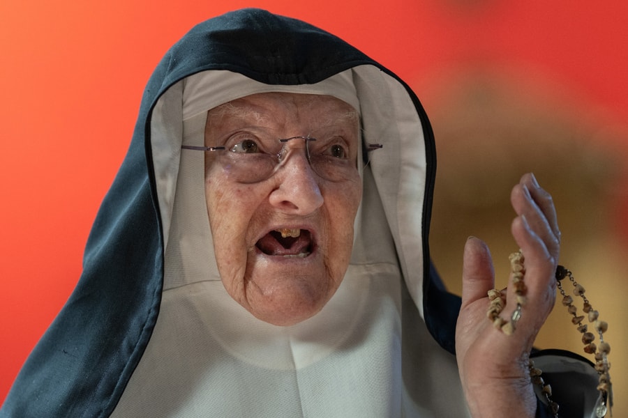 Những bà sơ trốn khỏi viện dưỡng lão để trở về tu viện Áo